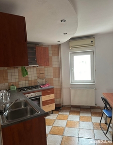 Apartament 3 camere decomandat etaj 3 zona Bucovina