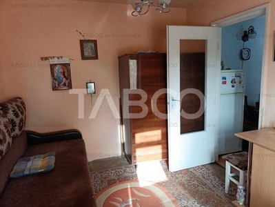 Apartament decomandat 3 camere 48 mp utili balcon etaj 2 Sebes Alba