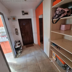 Apartament 3 camere D. Pta voievozilor. Etaj intermediar