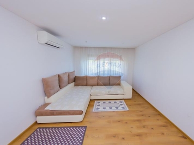 Apartament central modern mobilat si utilat DE VANZARE