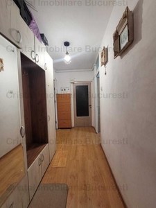 Vand apartament de 2 camere semi mobilat in zona 1 Decembrie