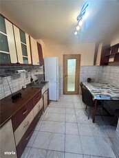 Apartament cu 3 camere, etaj 4 de vanzare, zona Lunei