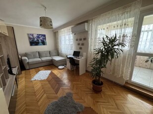 De vanzare Apartament 3 camere, zona Cetate. Pret vanzare: 77500 Euro.