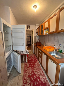 Închiriez apartament 3 camere