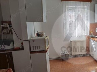 Apartament 3 camere decomandat etaj 3 zona Dambovita