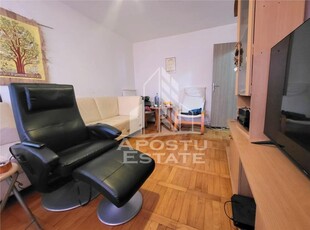 Apartament cu 3 camere, decomandat, zona Lipovei