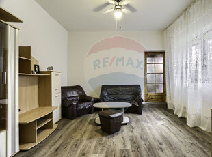 Apartament la Casă cu 3 Camere si Curte