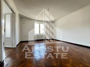 Apartament la curte cu 3 camere,108 mp,centrala proprie, zona Parneava