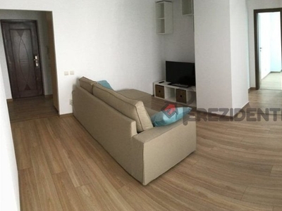 Apartament 3 camere semidecomandat in zona Vacaresti