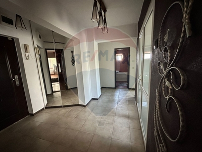 Apartament 3 camere vanzare in bloc de apartamente Bacau, Central