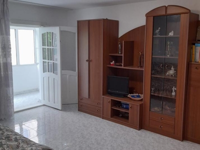 APARTAMENT- renovat, 2 camere, 2 balcoane, mobilat- FOCSANI