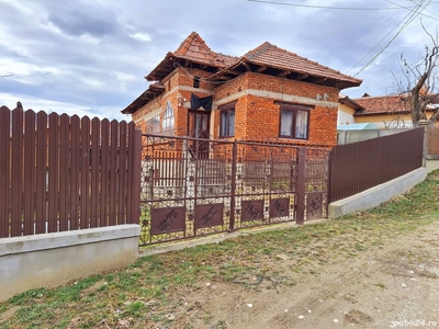 casa de vanzare in zona de deal linistita