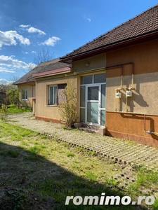 Casa tip duplex, zona piata Izvoare