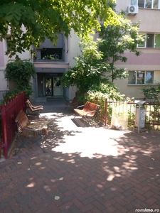 Schimb (NU VAND ) apartament doua camere decomandat cu casa la curte in Bucuresti sau imprejurimi .