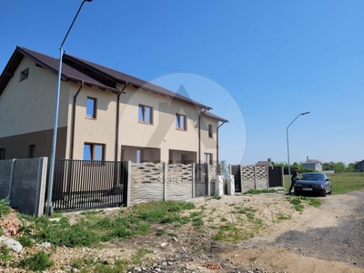 Vând 1/2 Duplex lângă Timișoara, cartier în plină dezvoltare în Săcălaz