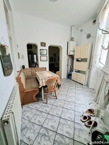 Vand casa ocupabila imediat, cu 2 dormitoare, living, bucatarie, baie, central, in Arad.