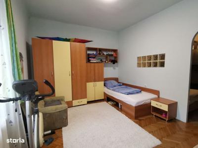 Apartament la casă, zonă centrală