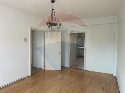 Apartament 2 camere vanzare in bloc de apartamente Bacau, Central