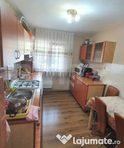 Apartament 2 camere decomandat in Cetate, zona Mercur, et.1