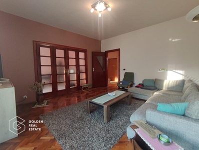 Apartament cu 3 camere in stil clasic, etajul 1, langa Primarie