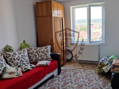 Apartament cu 3 camere in supr. de 64 mp., et. intermediar, Cetate, mobilat si utilat.