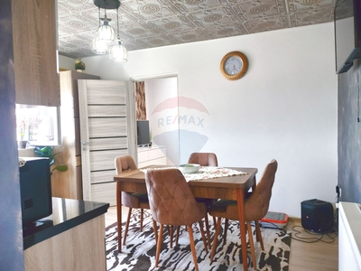 Apartament 3 camere vanzare in bloc de apartamente Sibiu, Medias, Est