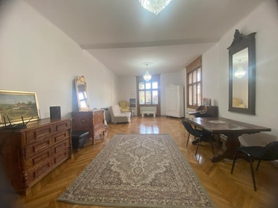 Apartament spatios, cu garaj, in zona