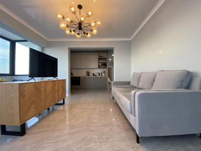 Apartament cu terasa generoasa si priveliste la mare langa plaja