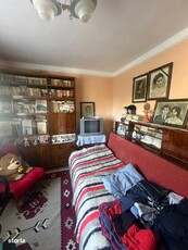 Apartament 3 camere, decomandat, etaj intermediar, zona Zamca