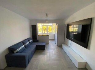 Apartament cu 3 camere decomandat, etajul 1/4, zona Podu Ros