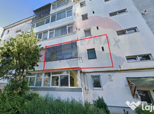 Apartament cu 4 camere de vânzare în zona Tractorul