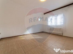 Apartament la de inchiriat la casa, spațios, nemobilat- ...