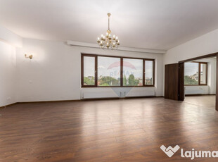 Apartament spațios cu vedere panoramică,, într-o cladi...