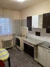 Închiriez apartament cu 3 camere, decomandat str. Gh. Lazar