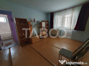 Apartament 3 camere semidecomandat etaj 1 zona Tudor Vladimi