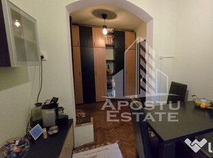 Apartament cu 2 camere, decomandat, centrala proprie, zon...