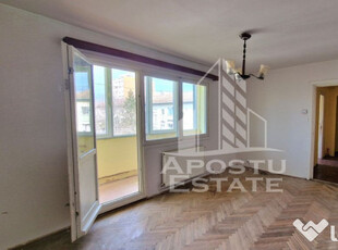 Apartament cu 3 camere, centrala proprie, zona Circumvala...