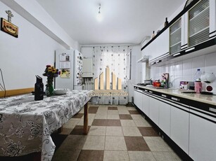 Apartament cu 3 camere decomandate, Cetate