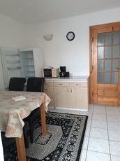 Închiriez apartament decomandat