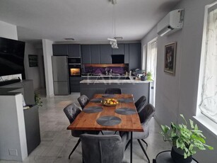 Apartament ultrafinisat, 3 camere, gradina, 3 parcari.