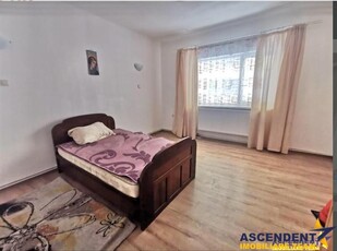 Apartamente si spatiu comercial, curte proprie, Brasov