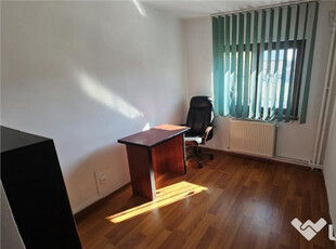 Apartament de 4 camere in zona Astra pretabil pentru spatiu