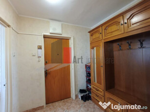 Vânzare apartament 3 camere semidecomandat Bd. Obregia -...