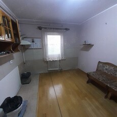 Vând apartament cu 2 camere decomandat + garaj