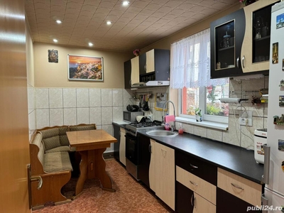 Casa de vanzare Brașov - compusa din doua apartamente -5 camere