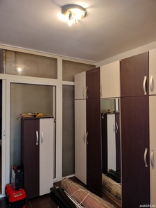 închiriez apartament 3 camere