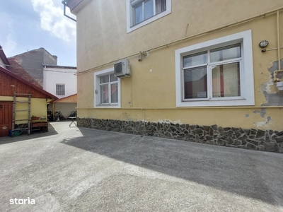 Ofer spre vanzare ap. 3 camere, ideal pentru investitie, zona centrala