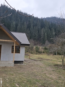 Vand casa noua la munte în Poiana Teiului ,jud Neamt
