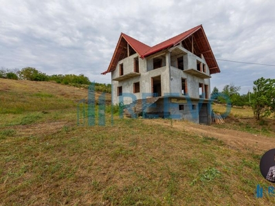 Casa la rosu D+P+M in Margineni