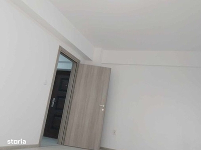 Apartament 2 camere cu baie proprie, cu curte și parcare